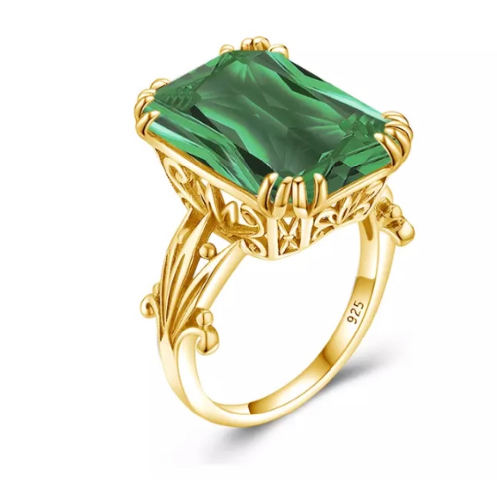Stunning 925 Sterling Silver Green man made Gemstone ring Sz8
